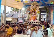சிங்கப்பெருமாள் கோயில் கருட சேவை – கோவிந்தா முழக்கமிட்ட பக்தர்கள்
