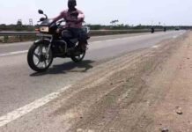 செய்யூர்–மேல்மருவத்தூர் சாலையில் மண் குவியல்: விபத்து அபாயத்தில் வாகன ஓட்டிகள்