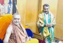 காஞ்சி சங்கராச்சாரியாரை நேரில் சந்தித்து ஆசி பெற்றார் மத்திய அமைச்சர் எல்.முருகன்!